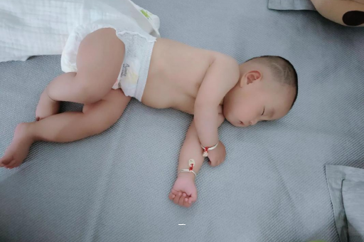 石家庄宝宝胳膊上起红疙瘩
